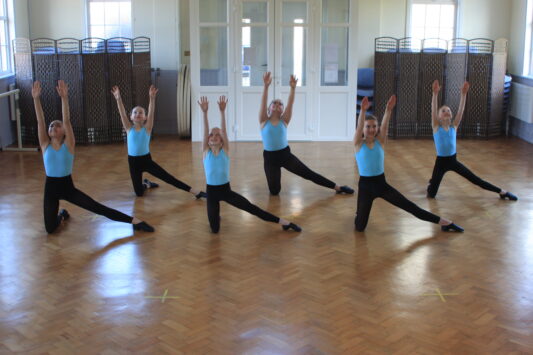 Junior Modern dance class at Artists In Motion